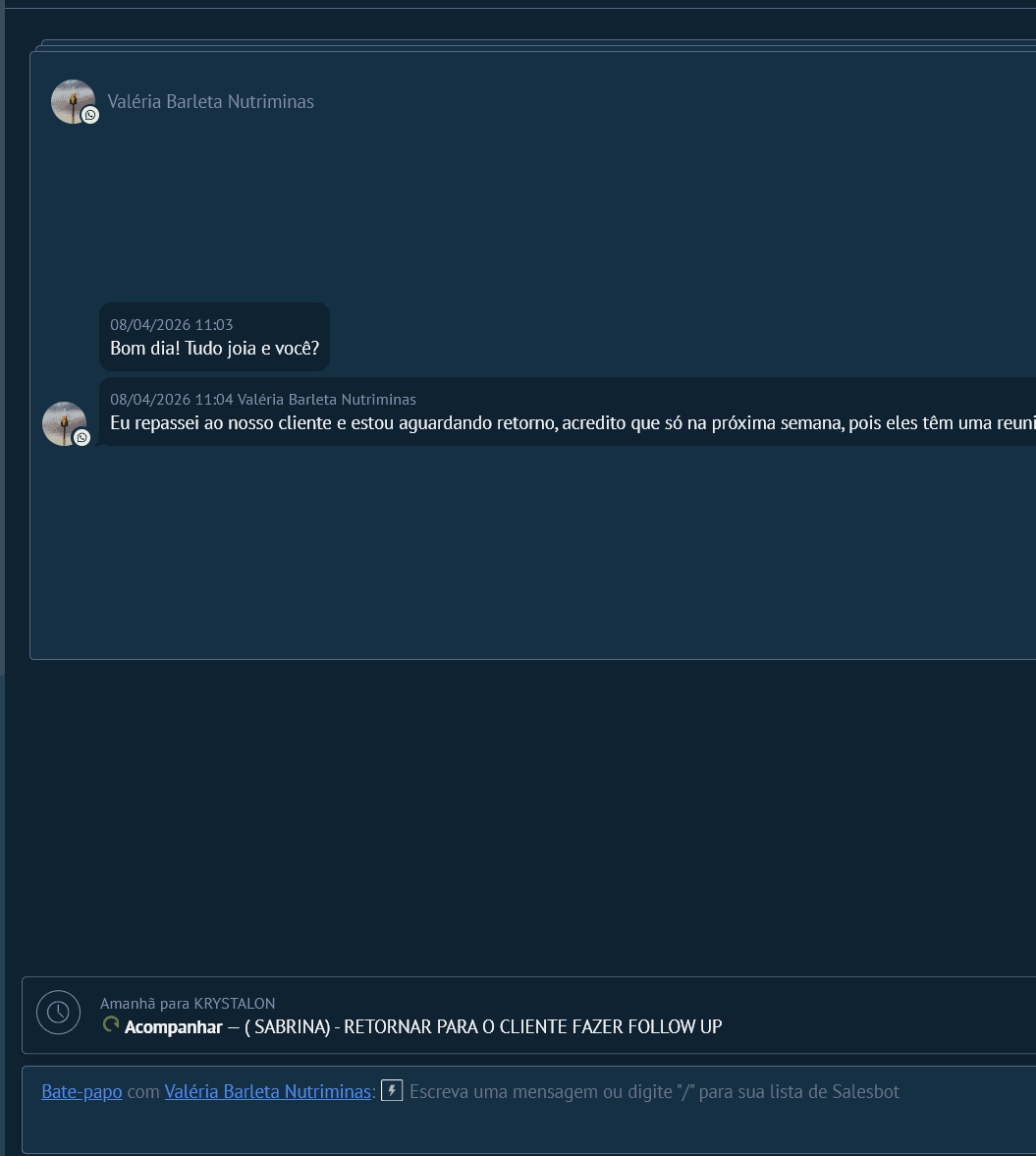 Conversa e tarefa de follow-up registradas no Kommo CRM